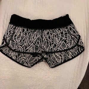 Lululemon Speed Up Low-Rise Lined Short, size 6